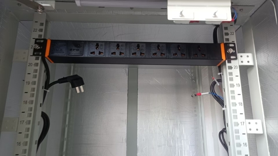 Schwarz 200 - 240VAC 32A vertikaler PDU-Stromverteilgerät mit C13 / C19 Steckdosen für die Stromverteilung